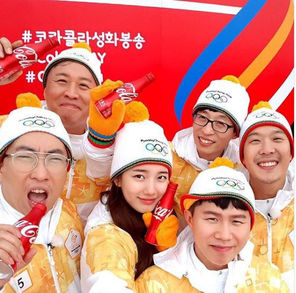 Lee Kwang Soo, Seolhyun rạng rỡ rước đuốc Olympics mùa đông - Ảnh 4.