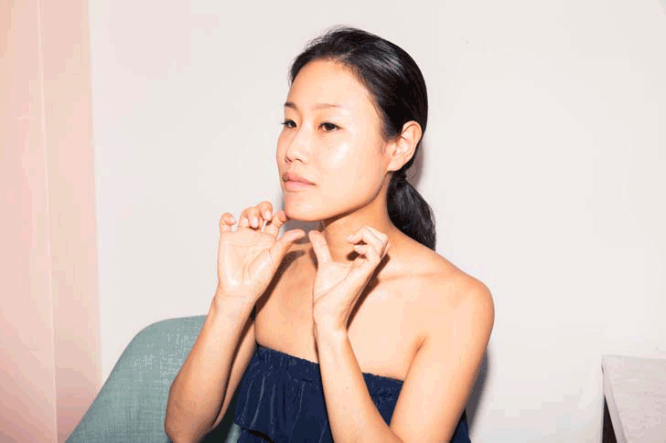 Vừa làm thon mặt lại khiến da hồng hào, đây chính là 3 động tác massage “tuyệt kỹ” các các cô gái Hàn Quốc - Ảnh 6. Vừa làm thon mặt lại khiến da hồng hào, đây chính là 3 động tác massage “tuyệt kỹ” các các cô gái Hàn Quốc - Ảnh 6.