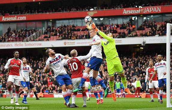 Arsenal nhọc nhằn vượt qua Stoke City nhờ 2 quả penalty ở những phút cuối trận - Ảnh 4.