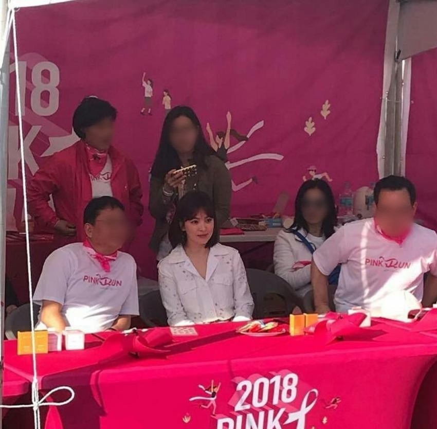 Khi Dispatch cũng phải ngạc nhiên trước loạt hình chưa chỉnh sửa của đại mỹ nhân Song Hye Kyo - Ảnh 4. Khi Dispatch cũng phải ngạc nhiên trước loạt hình chưa chỉnh sửa của đại mỹ nhân Song Hye Kyo - Ảnh 4.