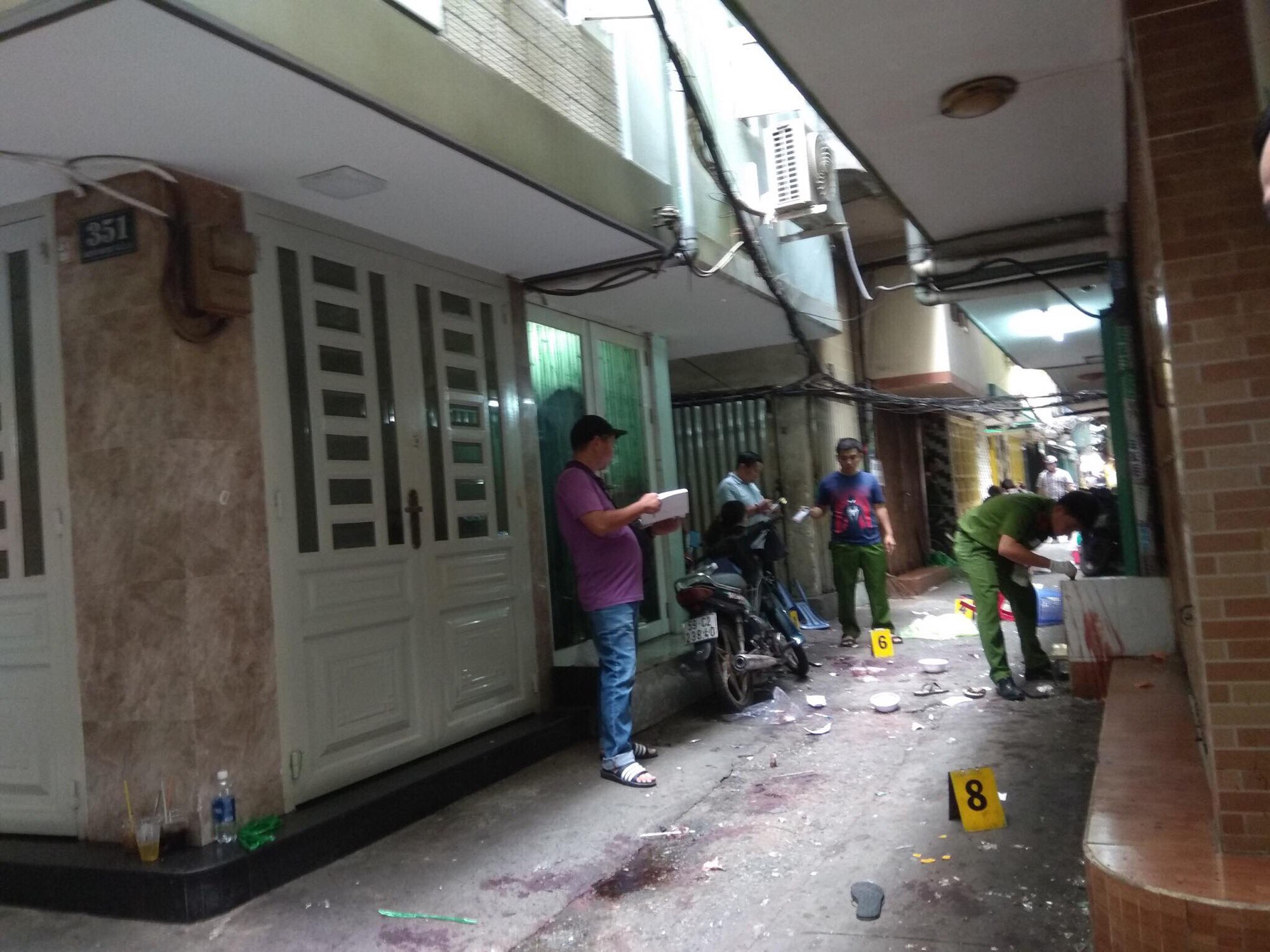 Khoanh vùng được nhóm nghi can truy sát đến chết nam thanh niên trong con hẻm ở trung tâm Sài Gòn - ảnh 1 Nhiều trinh sát vào cuộc truy bắt nhóm đối tượng truy sát đến chết nam thanh niên trong con hẻm ở trung tâm Sài Gòn - Ảnh 1.