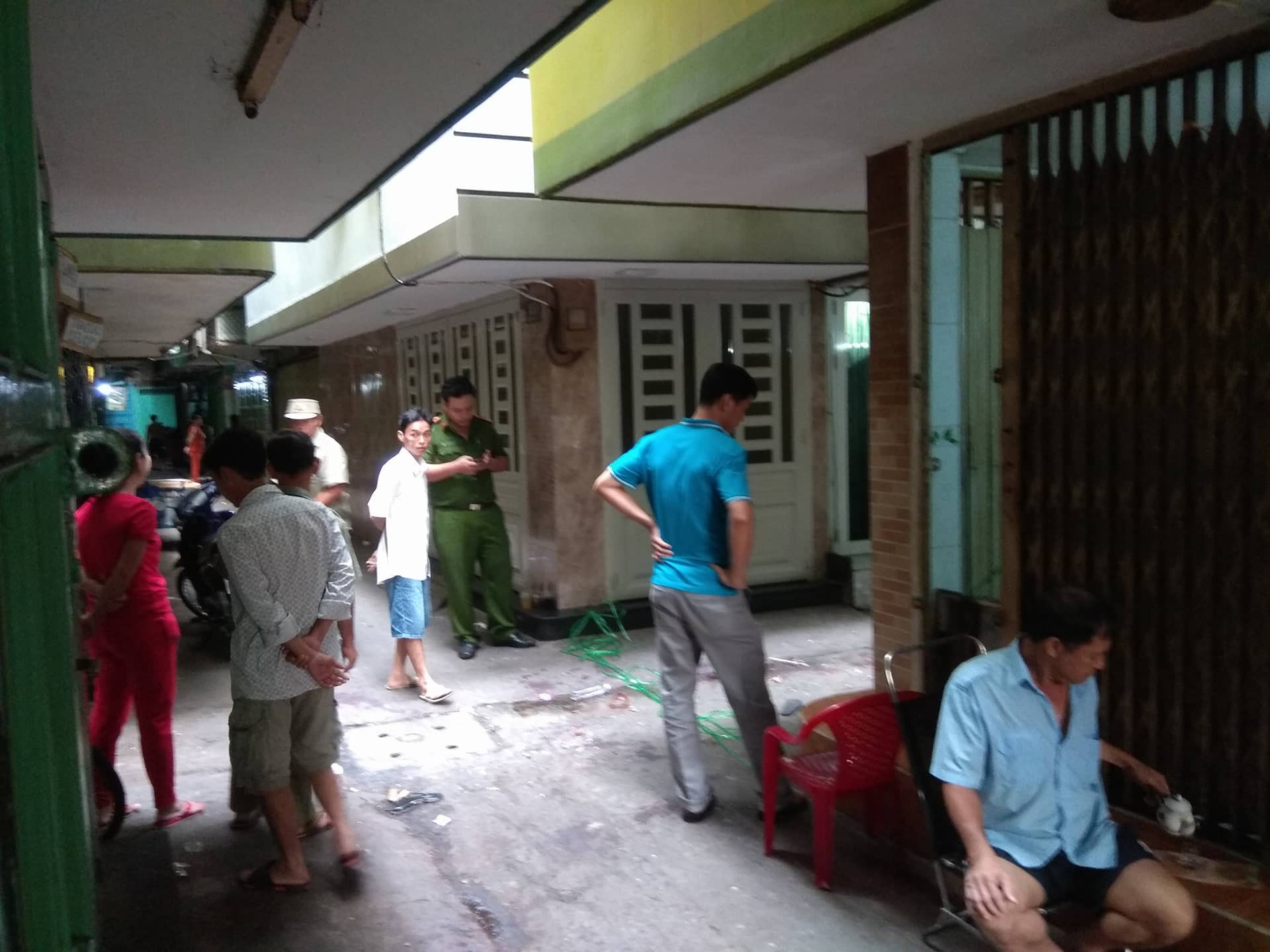 Trinh sát truy bắt gắt gao nhóm nghi can đâm chết nam thanh niên trong con hẻm ở Sài Gòn - Ảnh 1. Trinh sát truy bắt gắt gao nhóm nghi can đâm chết nam thanh niên trong con hẻm ở Sài Gòn - Ảnh 1.