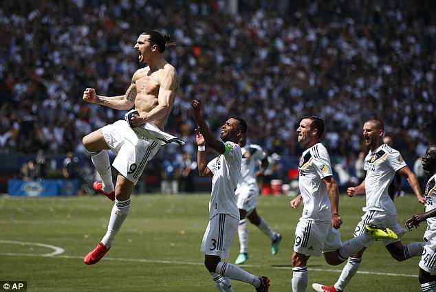 Ibrahimovic lập siêu phẩm ở cự ly 40m, giúp LA Galaxy lội ngược dòng nghẹt thở - Ảnh 5.