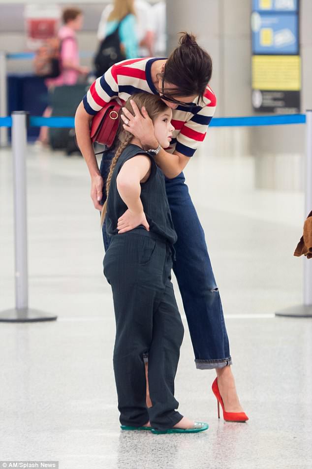 Phờ phạc vì chuyến bay dài, Harper Beckham được mẹ tiếp sức bằng nụ hôn trìu mến - Ảnh 2.