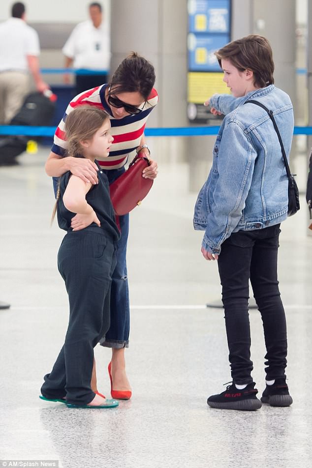 Phờ phạc vì chuyến bay dài, Harper Beckham được mẹ tiếp sức bằng nụ hôn trìu mến - Ảnh 5.