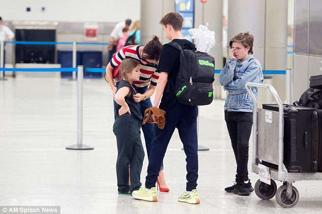 Phờ phạc vì chuyến bay dài, Harper Beckham được mẹ tiếp sức bằng nụ hôn trìu mến - Ảnh 4.