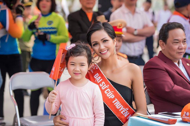 Hoa hậu HHen Niê nổi bật với nhan sắc và thần thái, nhưng điều duy nhất gây khó hiểu lại chính là chiếc váy - Ảnh 1.