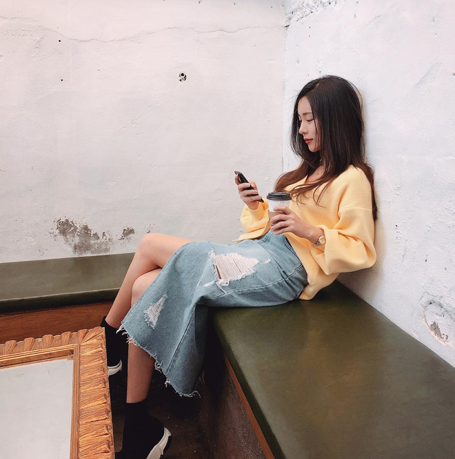 Thời điểm thích hợp để diện chân váy denim đây rồi, cùng xem qua 12 gợi ý kết hợp dưới đây nhé! - Ảnh 12. Thời điểm thích hợp để diện chân váy denim đây rồi, cùng xem qua 12 gợi ý kết hợp dưới đây nhé! - Ảnh 12.