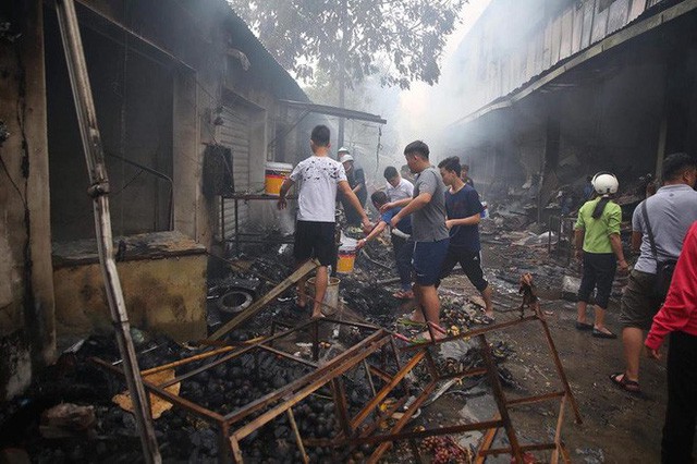 Vụ cháy chợ thiêu rụi hàng loạt ki ốt ở Hà Nội: Do người dân đốt hương ngày rằm hoặc chập cháy điện ? - Ảnh 4. Vụ cháy chợ thiêu rụi hàng loạt ki ốt ở Hà Nội: Do người dân đốt hương ngày rằm hoặc chập cháy điện ? - Ảnh 4.