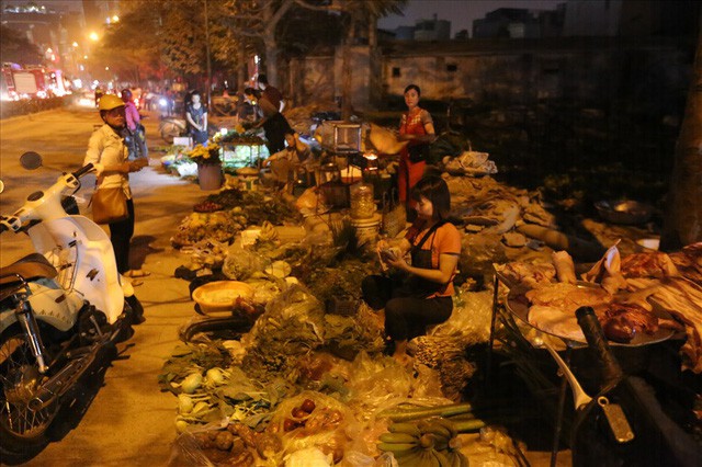 Vụ cháy chợ thiêu rụi hàng loạt ki ốt ở Hà Nội: Do người dân đốt hương ngày rằm hoặc chập cháy điện ? - Ảnh 6. Vụ cháy chợ thiêu rụi hàng loạt ki ốt ở Hà Nội: Do người dân đốt hương ngày rằm hoặc chập cháy điện ? - Ảnh 6.