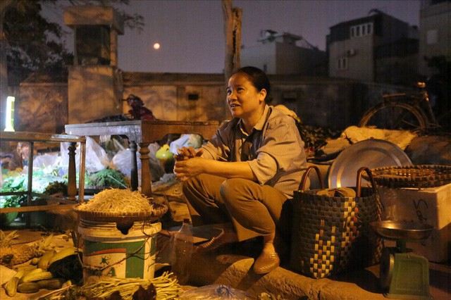 Vụ cháy chợ thiêu rụi hàng loạt ki ốt ở Hà Nội: Do người dân đốt hương ngày rằm hoặc chập cháy điện ? - Ảnh 7. Vụ cháy chợ thiêu rụi hàng loạt ki ốt ở Hà Nội: Do người dân đốt hương ngày rằm hoặc chập cháy điện ? - Ảnh 7.