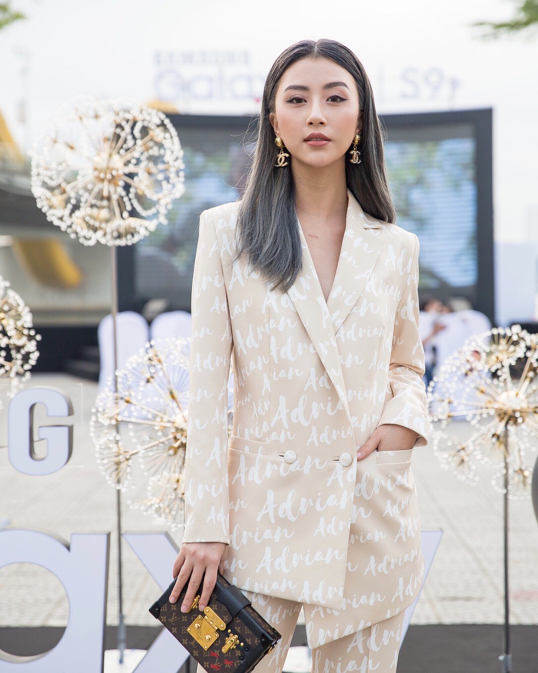 Từ bỏ mái tóc đen làm nên thương hiệu, Quỳnh Anh Shyn vẫn chất khỏi bàn với tóc nâu khói tây tây - Ảnh 2. Từ bỏ mái tóc đen làm nên thương hiệu, Quỳnh Anh Shyn vẫn chất khỏi bàn với tóc nâu khói tây tây - Ảnh 2.