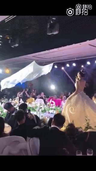 Diện váy cưới đắt đỏ xưa rồi, giờ các cô dâu Trung Quốc đang chuộng tiết mục khăn voan bay để trở thành ngôi sao trong lễ cưới - Ảnh 2.