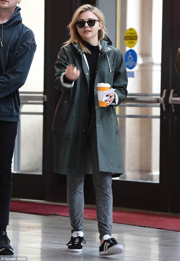 H&agrave;nh động của Chloe Moretz khi lộ diện cho thấy c&ocirc; đ&atilde; dứt t&igrave;nh với Brooklyn Beckham - Ảnh 1.