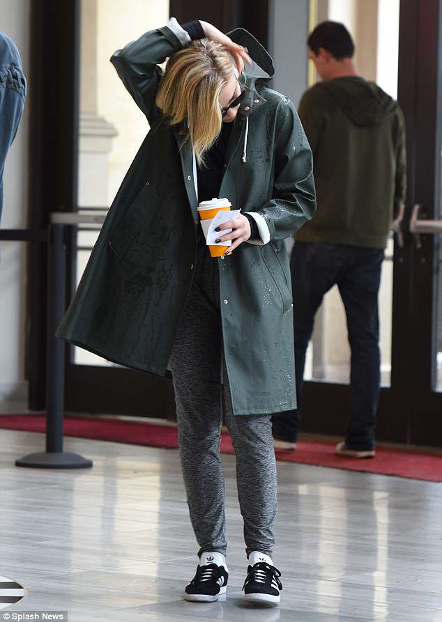 H&agrave;nh động của Chloe Moretz khi lộ diện cho thấy c&ocirc; đ&atilde; dứt t&igrave;nh với Brooklyn Beckham - Ảnh 4.