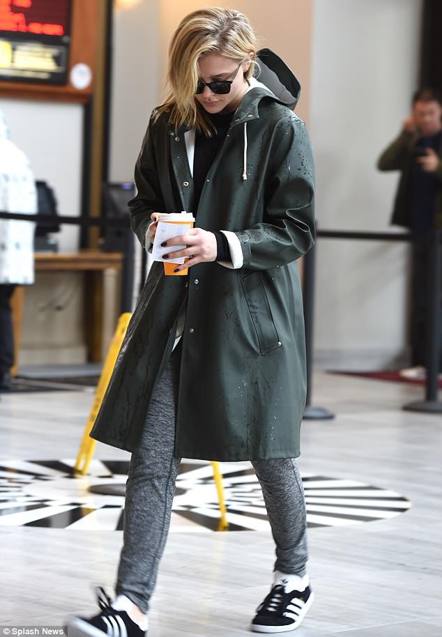 H&agrave;nh động của Chloe Moretz khi lộ diện cho thấy c&ocirc; đ&atilde; dứt t&igrave;nh với Brooklyn Beckham - Ảnh 5.