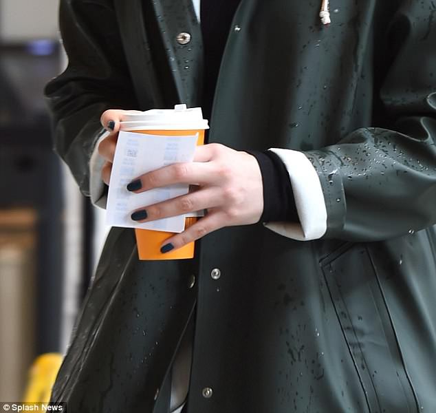 H&agrave;nh động của Chloe Moretz khi lộ diện cho thấy c&ocirc; đ&atilde; dứt t&igrave;nh với Brooklyn Beckham - Ảnh 2.
