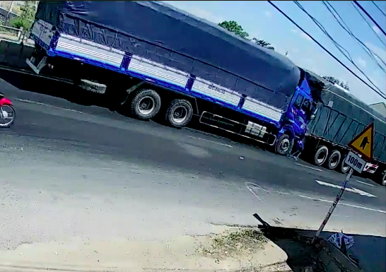 Clip: Húc mạnh vào đuôi container đang dừng bên đường, tài xế xe tải tử vong - Ảnh 1.