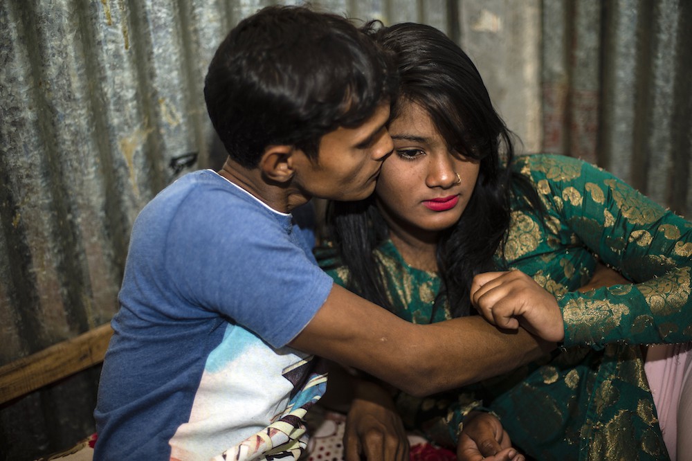 Những mảnh đời buồn tủi ở phố mại dâm 200 tuổi tại Bangladesh: Tảo hôn, tình dục vị thành niên và nhiều niềm hạnh phúc dở dang - Ảnh 6. Những mảnh đời buồn tủi ở phố mại dâm 200 tuổi tại Bangladesh: Tảo hôn, tình dục vị thành niên và nhiều niềm hạnh phúc dở dang - Ảnh 6.