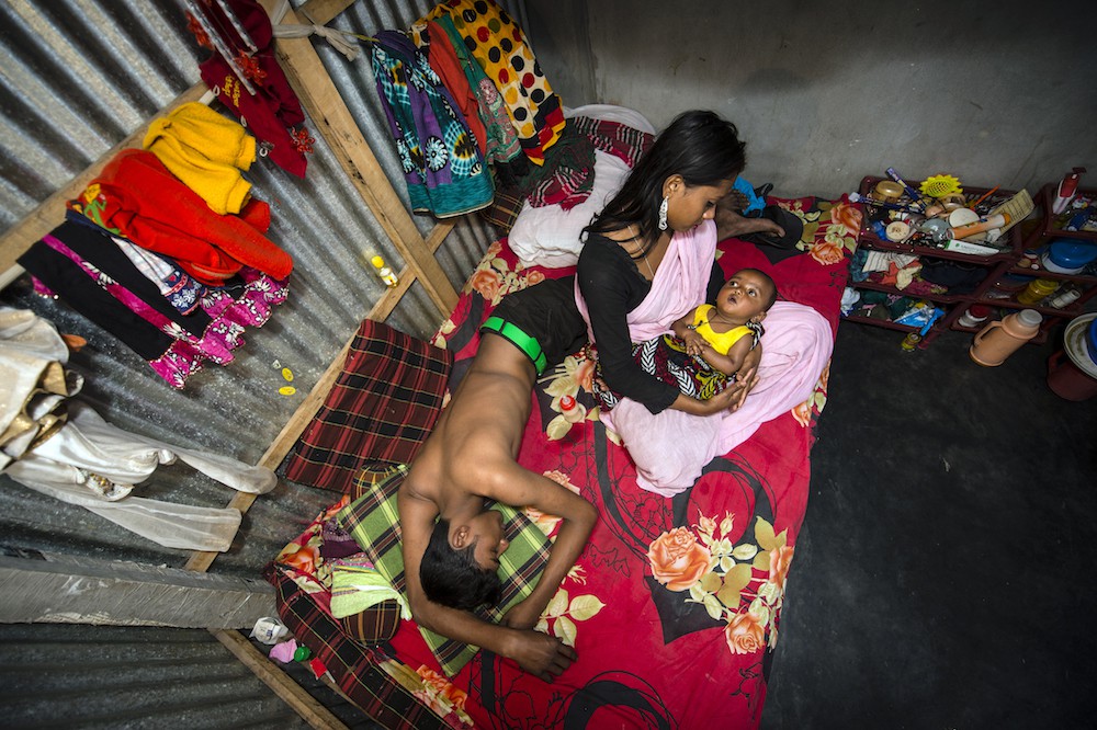 Những mảnh đời buồn tủi ở phố mại dâm 200 tuổi tại Bangladesh: Tảo hôn, tình dục vị thành niên và nhiều niềm hạnh phúc dở dang - Ảnh 8. Những mảnh đời buồn tủi ở phố mại dâm 200 tuổi tại Bangladesh: Tảo hôn, tình dục vị thành niên và nhiều niềm hạnh phúc dở dang - Ảnh 8.