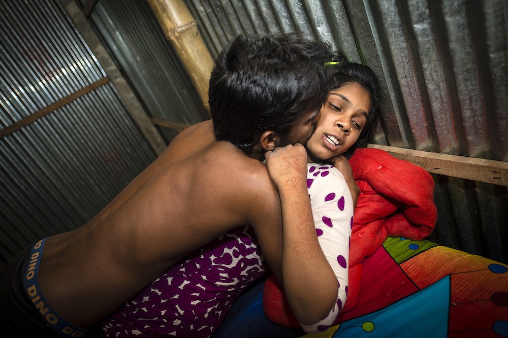 Những mảnh đời buồn tủi ở phố mại dâm 200 tuổi tại Bangladesh: Tảo hôn, tình dục vị thành niên và nhiều niềm hạnh phúc dở dang - Ảnh 9. Những mảnh đời buồn tủi ở phố mại dâm 200 tuổi tại Bangladesh: Tảo hôn, tình dục vị thành niên và nhiều niềm hạnh phúc dở dang - Ảnh 9.