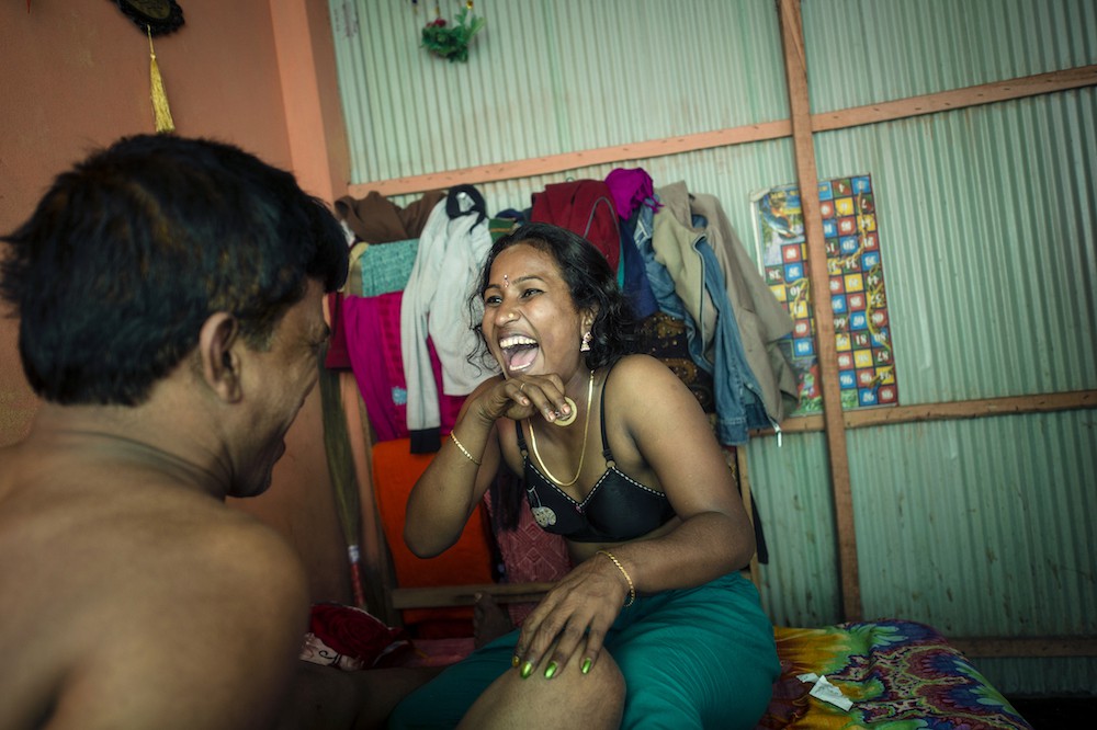 Những mảnh đời buồn tủi ở phố mại dâm 200 tuổi tại Bangladesh: Tảo hôn, tình dục vị thành niên và nhiều niềm hạnh phúc dở dang - Ảnh 12. Những mảnh đời buồn tủi ở phố mại dâm 200 tuổi tại Bangladesh: Tảo hôn, tình dục vị thành niên và nhiều niềm hạnh phúc dở dang - Ảnh 12.