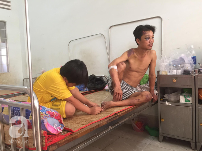Mẹ bỏ đi lấy chồng, bé trai 12 tuổi nghỉ học vào bệnh viện chăm cha khờ bị tai nạn mà không có tiền cứu chữa - Ảnh 4.