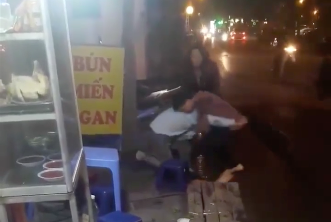 Hà Nội: Hai thanh niên lao vào vật nhau sau va chạm giao thông - Ảnh 2.