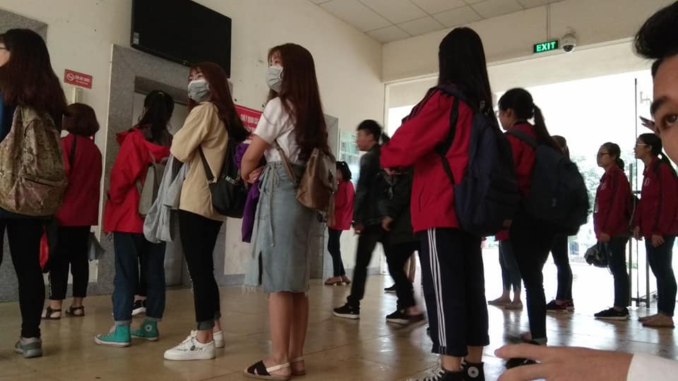 Hình ảnh đáng tuyên dương: Sinh viên xếp hàng ngay ngắn chờ thang máy, đến lượt ai thì người ấy vào - Ảnh 2.