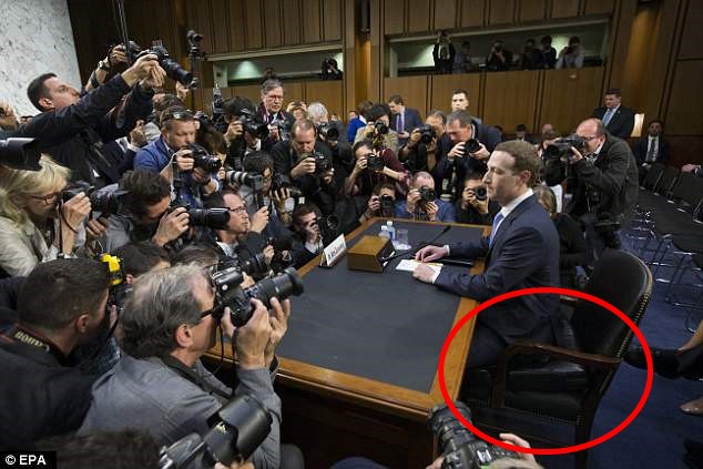 Giữa scandal Facebook đang sốt dẻo, cư dân mạng chỉ quan tâm xem Mark Zuckerberg ngồi lên cái gì trong phòng điều trần - Ảnh 1.