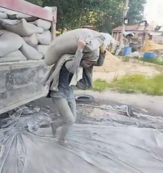 C&ocirc; g&aacute;i 27 tuổi mỗi ng&agrave;y v&aacute;c 20 tấn xi măng v&agrave; c&acirc;u chuyện cay đắng đằng sau khiến ai cũng mủi l&ograve;ng - Ảnh 1.