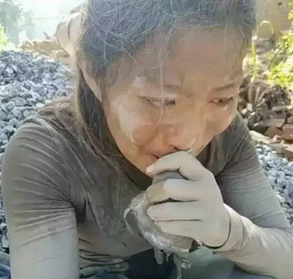 C&ocirc; g&aacute;i 27 tuổi mỗi ng&agrave;y v&aacute;c 20 tấn xi măng v&agrave; c&acirc;u chuyện cay đắng đằng sau khiến ai cũng mủi l&ograve;ng - Ảnh 3.