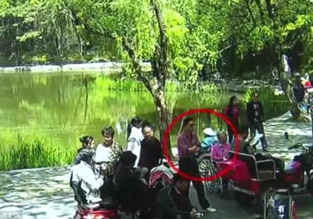 Nhân viên chăm sóc mải xem nhảy nhót không để ý, xe lăn của cụ bà 90 tuổi trượt dốc, lao xuống ao - Ảnh 2. Nhân viên chăm sóc mải xem nhảy nhót không để ý, xe lăn của cụ bà 90 tuổi trượt dốc, lao xuống ao - Ảnh 2.