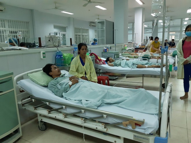 Cửa hàng tạp hóa tử thần làm 5 người chết, 30 người nhập viện sau khi uống rượu - Ảnh 2.