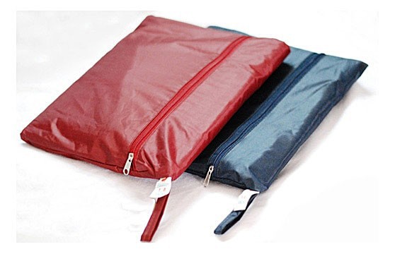 Đố bạn: Tìm sự khác biệt giữa mẫu túi mới của Louis Vuitton với túi đựng áo mưa - Ảnh 3.