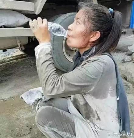 C&ocirc; g&aacute;i 27 tuổi mỗi ng&agrave;y v&aacute;c 20 tấn xi măng v&agrave; c&acirc;u chuyện cay đắng đằng sau khiến ai cũng mủi l&ograve;ng - Ảnh 5.