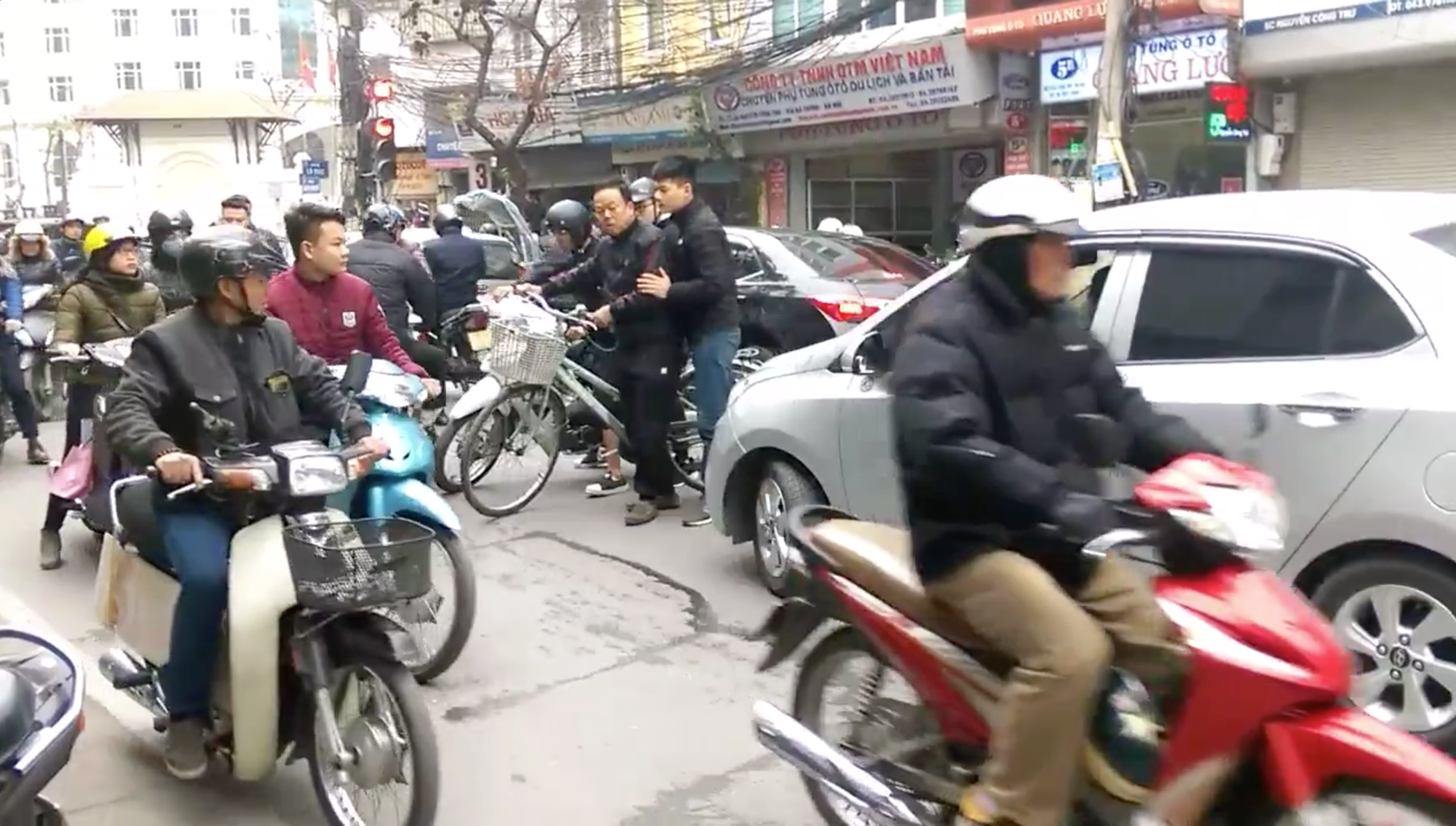 Hà Nội: Người đàn ông đi xe đạp bỗng dưng chặn đầu hàng loạt xe ô tô gây ùn tắc nghiêm trọng - Ảnh 2.