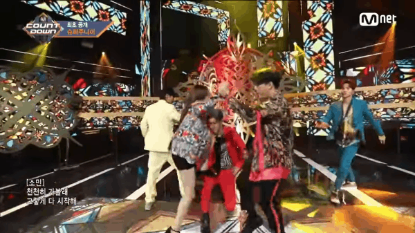 Fan thích thú khi Super Junior kẻ ẵm người ôm thành viên nữ của nhóm nhạc khác trên sân khấu comeback - Ảnh 2.