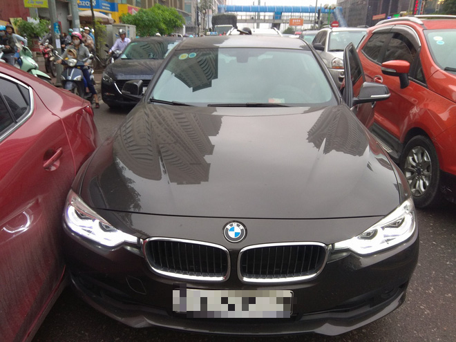 Hà Nội: Xe sang BMW va chạm trên phố, 2 tài xế chỉ khẽ cười duyên rồi đường ai nấy chạy - Ảnh 1.