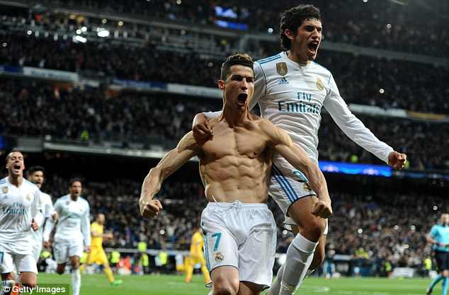 Ronaldo cởi áo khoe cơ bắp cuồn cuộn, khi hoá siêu anh hùng ở Champions League - Ảnh 4.