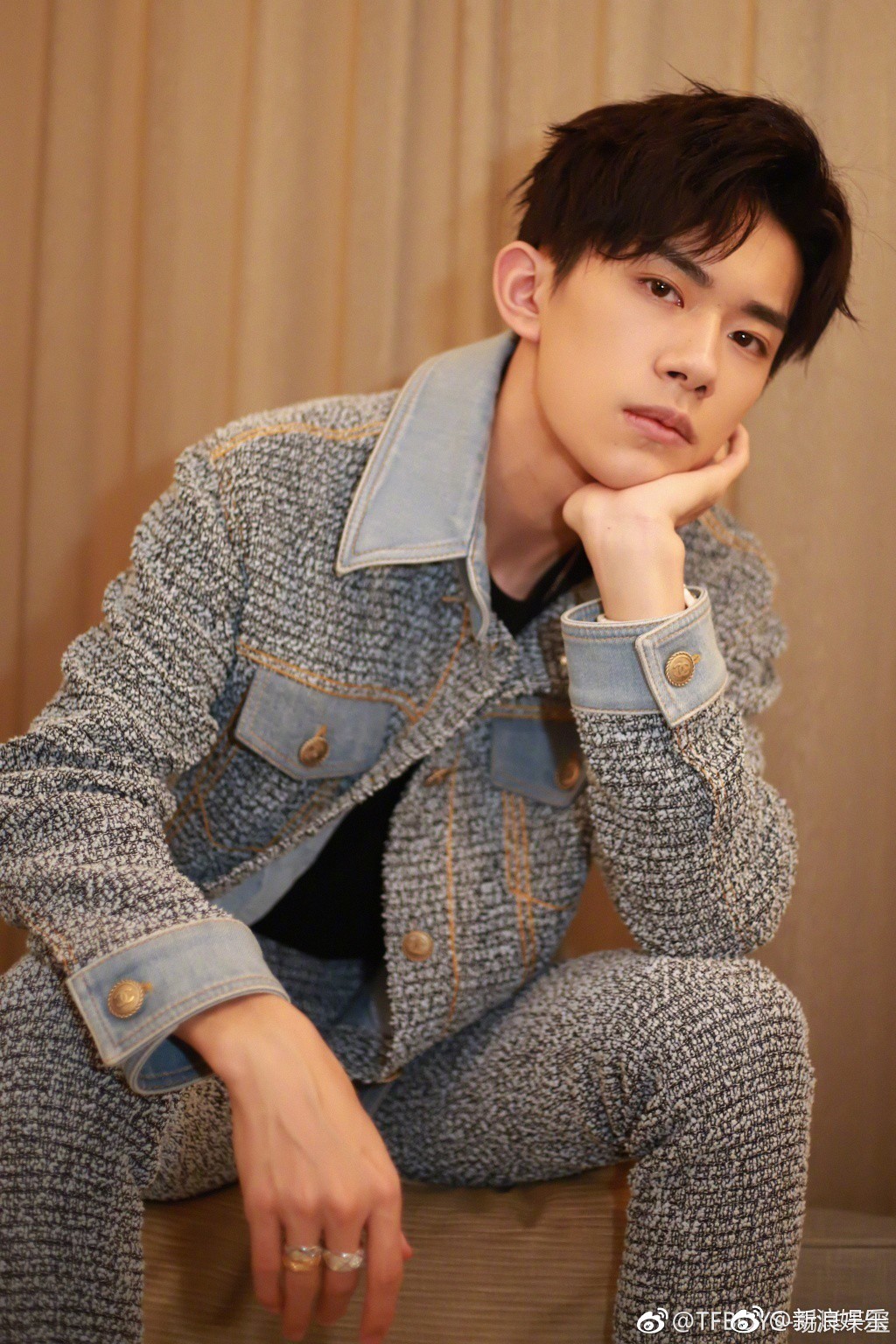 Dịch Dương Thiên Tỉ đạt thành tích thủ khoa chuyên ngành của Học viện Hý kịch Trung ương - Ảnh 2. Dịch Dương Thiên Tỉ đạt thành tích thủ khoa chuyên ngành của Học viện Hý kịch Trung ương - Ảnh 2.