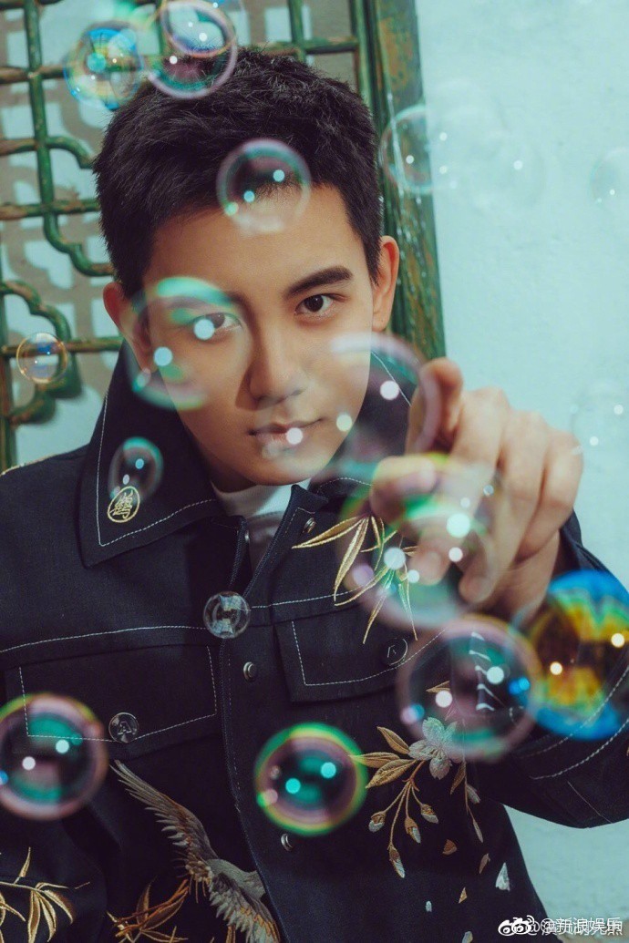 Dịch Dương Thiên Tỉ đạt thành tích thủ khoa chuyên ngành của Học viện Hý kịch Trung ương - Ảnh 4. Dịch Dương Thiên Tỉ đạt thành tích thủ khoa chuyên ngành của Học viện Hý kịch Trung ương - Ảnh 4.