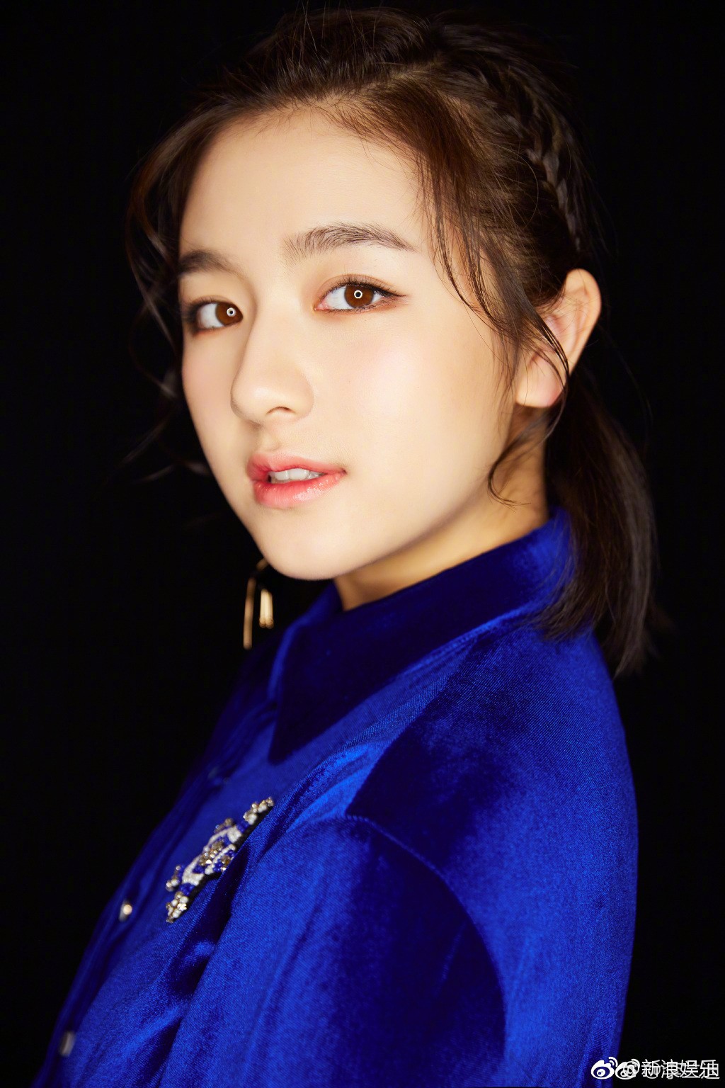 Dịch Dương Thiên Tỉ đạt thành tích thủ khoa chuyên ngành của Học viện Hý kịch Trung ương - Ảnh 3. Dịch Dương Thiên Tỉ đạt thành tích thủ khoa chuyên ngành của Học viện Hý kịch Trung ương - Ảnh 3.