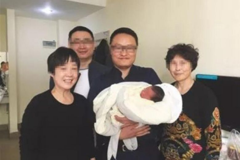4 năm sau khi bố mẹ qua đời vì tai nạn, thiên thần nhí chào đời trong niềm hạnh phúc ngập tràn của người thân - Ảnh 1. 4 năm sau khi bố mẹ qua đời vì tai nạn, thiên thần nhí chào đời trong niềm hạnh phúc ngập tràn của người thân - Ảnh 1.