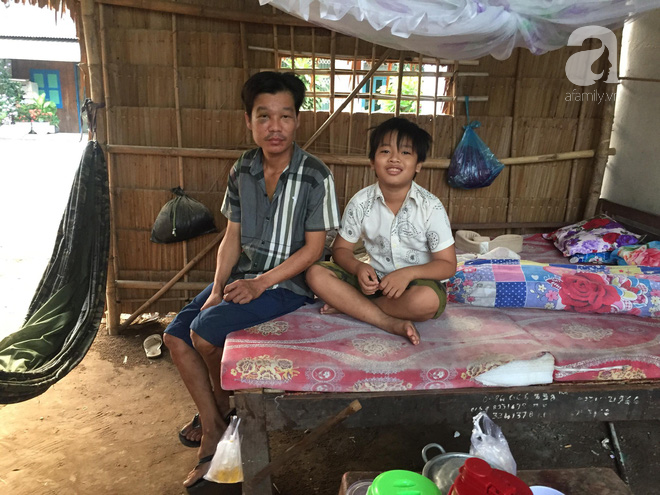 B&eacute; An chăm cha khờ bệnh tật đ&atilde; đi học trở lại v&agrave; được x&acirc;y nh&agrave; mới: Con sẽ học thật giỏi để cha lu&ocirc;n nhớ đến con - Ảnh 1.