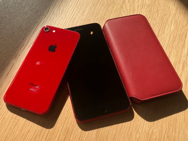 Cận cảnh iPhone 8 và iPhone 8 Plus (PRODUCT)RED, đẹp xuất sắc nhưng vẫn có một nhược điểm lớn - Ảnh 1.
