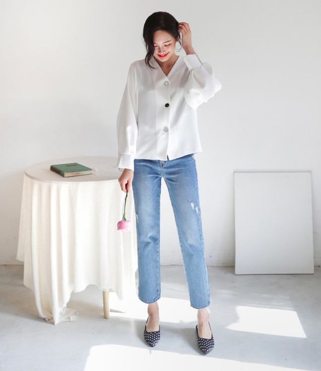 Combo quần jeans ống đứng sẽ là một lựa chọn vô cùng hoàn hảo cho những người yêu thích sự đơn giản và trẻ trung. Bức ảnh này sẽ khiến bạn muốn sở hữu ngay một combo đầy phong cách này.