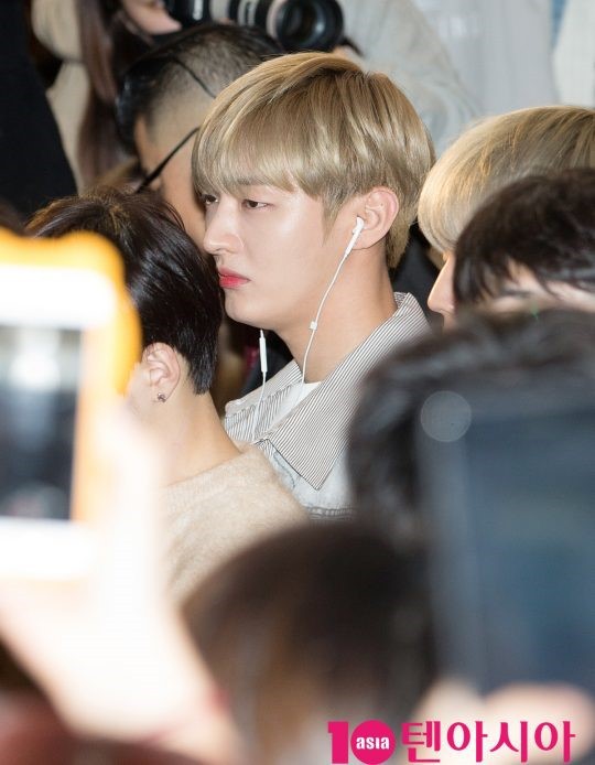 Kang Daniel cùng Wanna One điển trai đến mức khiến sân bay tắc nghẽn, hoàng tử lai và dàn idol đổ bộ - Ảnh 22.