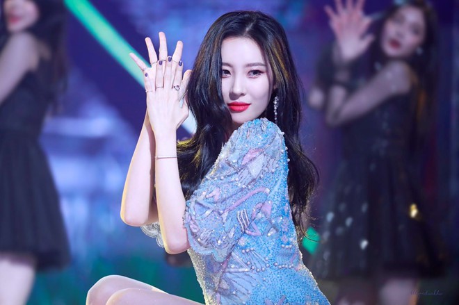 Những idol sinh ra đã có thần thái trời cho: Thường thì dễ thương, trước công chúng lại lột xác ngoạn mục - Ảnh 1.