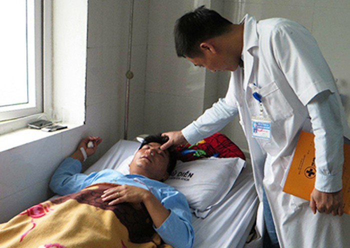 Khiển trách thầy giáo tát học sinh do đốt giấy trong lớp ở Nghệ An - Ảnh 2. Khiển trách thầy giáo tát học sinh do đốt giấy trong lớp ở Nghệ An - Ảnh 2.